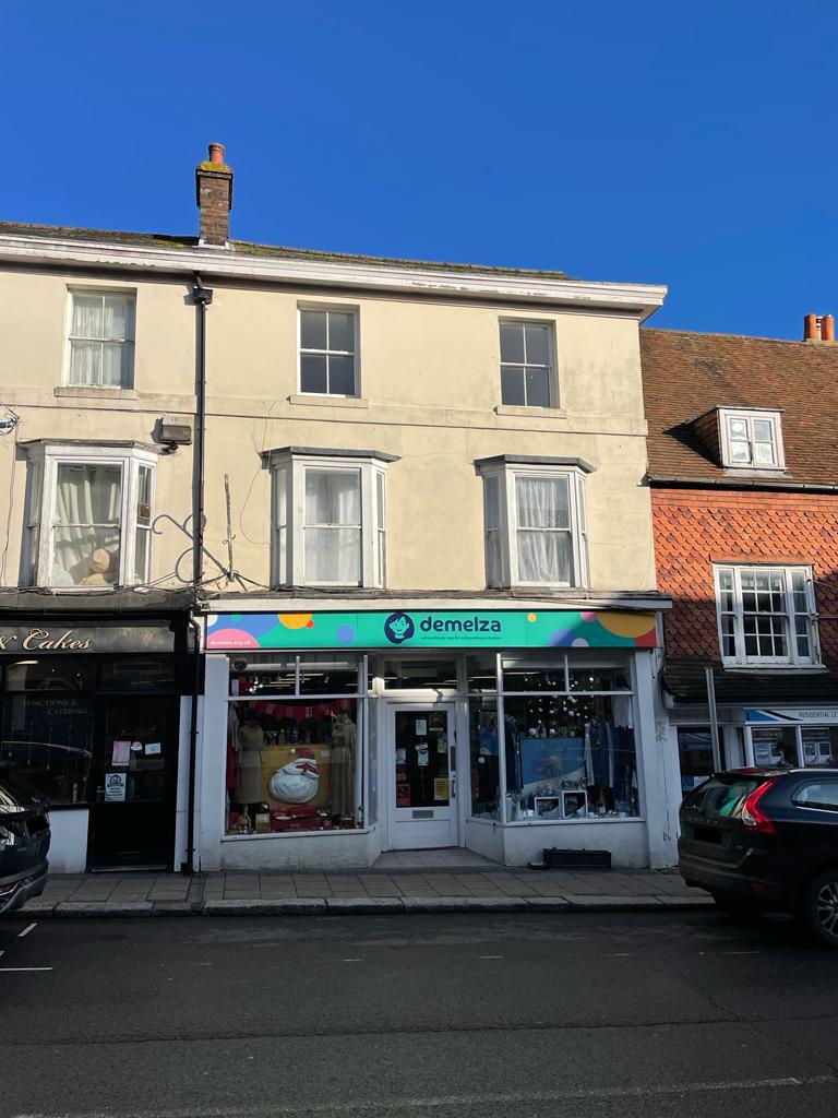 Lot: 85 - WELL-PRESENTED MAISONETTE - Flat above a shop